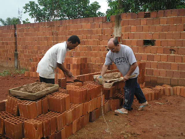 Primeiros tijolos sendo assentados