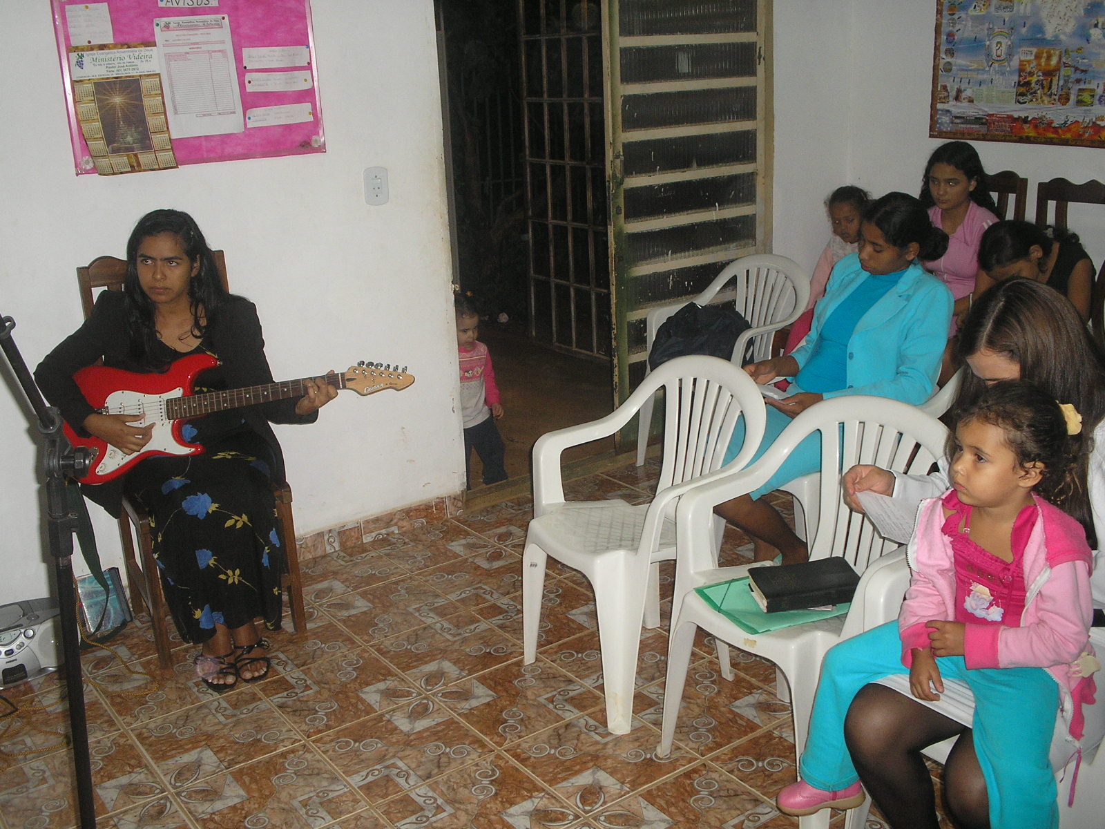 Irmã Laura apoiando o louvor