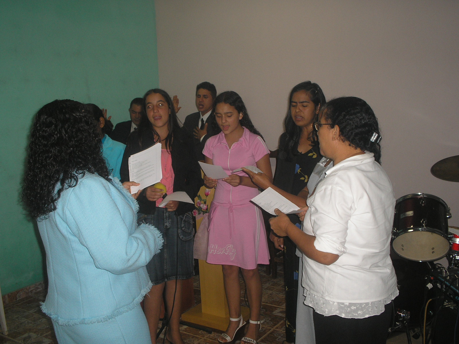 Jovens e senhoras se formando na adoração ao nome do Senhor