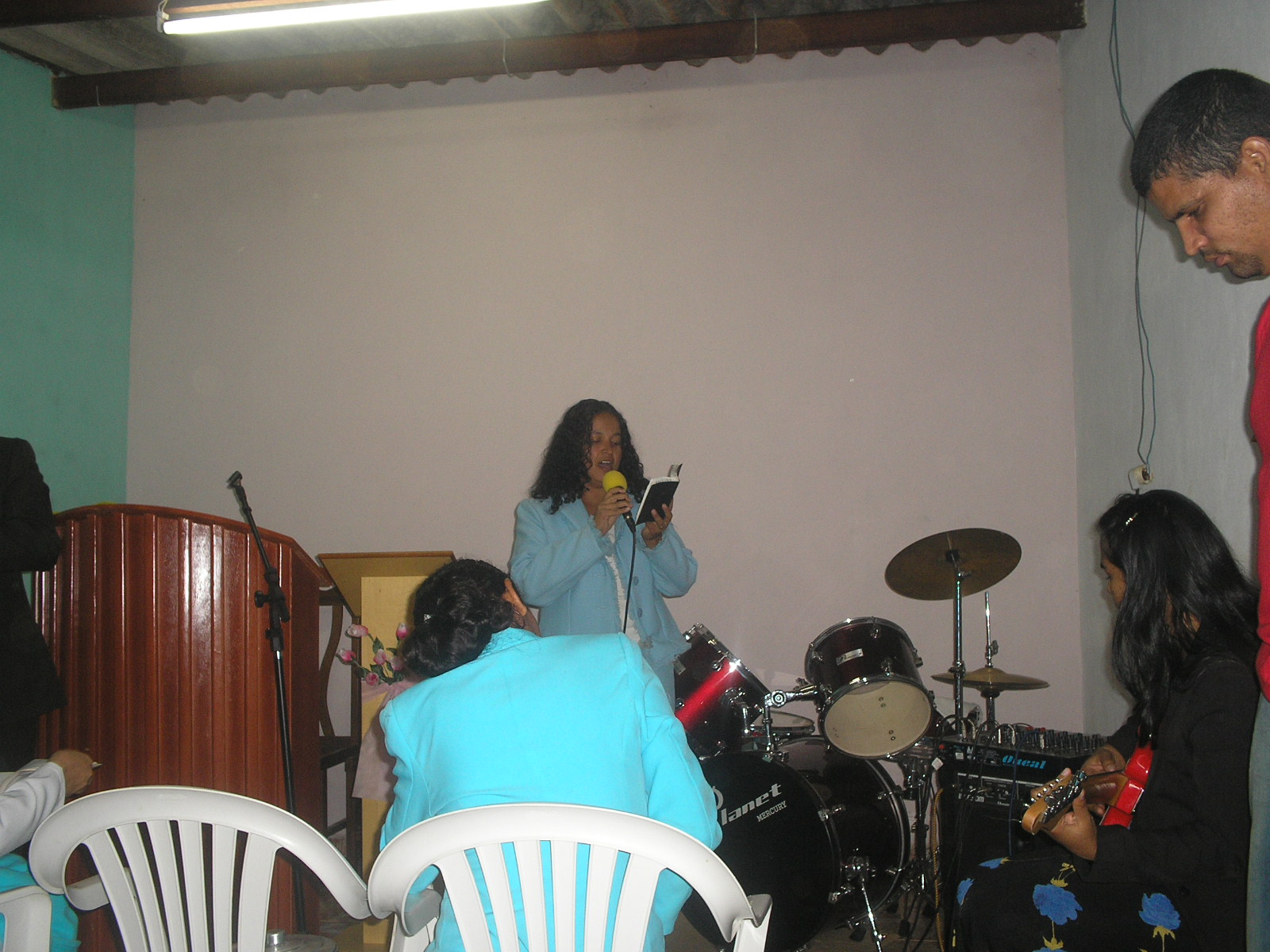 Irmã Valéria inciciando a direção dos cultos 